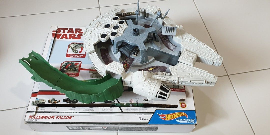 Hot wheels outlet millennium falcon playset