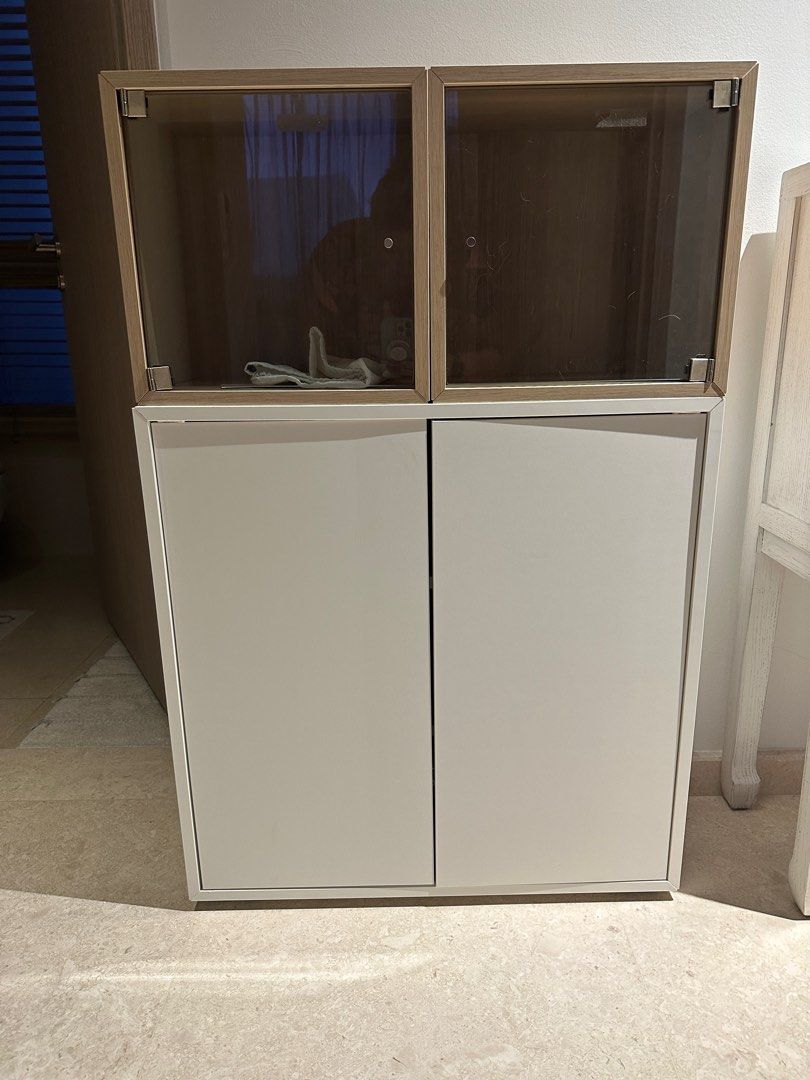 Eket with outlet glass door