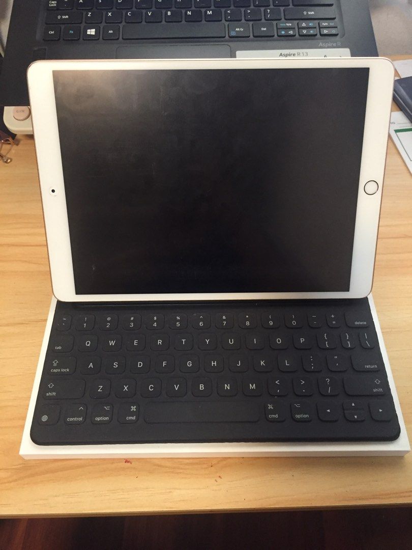 iPad 10.5 inch Smart Keyboard, Computers & Tech, Parts ...
