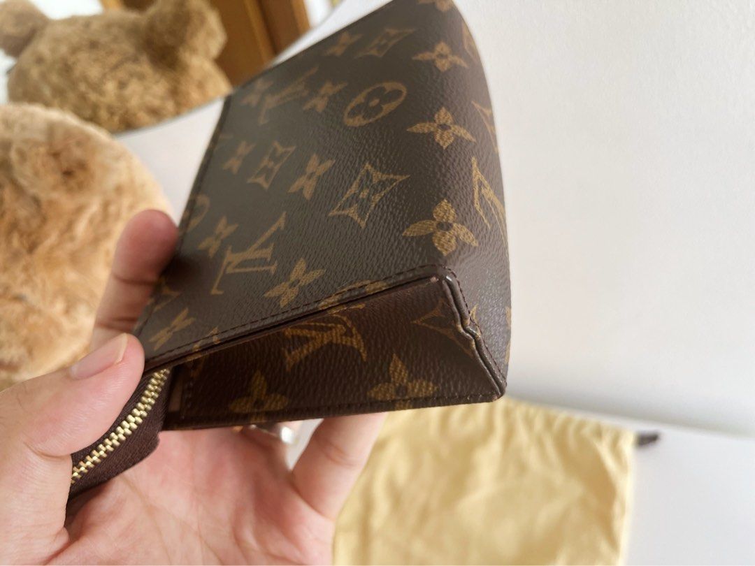 Louis Vuitton LV Vintage Toiletry 15 Pouch Crossbody Bag, Luxury, Bags &  Wallets on Carousell