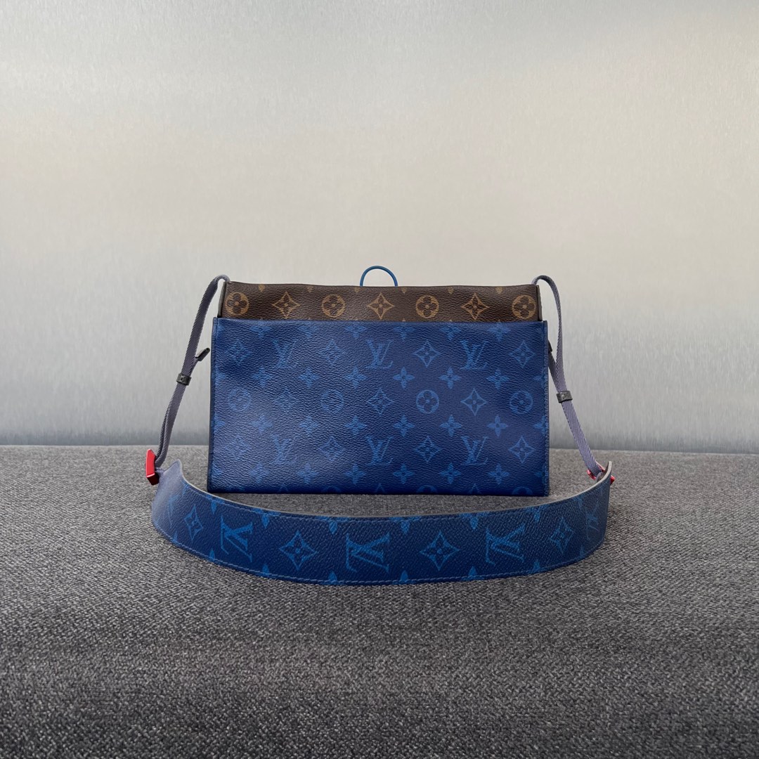 Louis Vuitton Outdoor Messenger Bag - Cobalt Blue – Chicago Pawners &  Jewelers