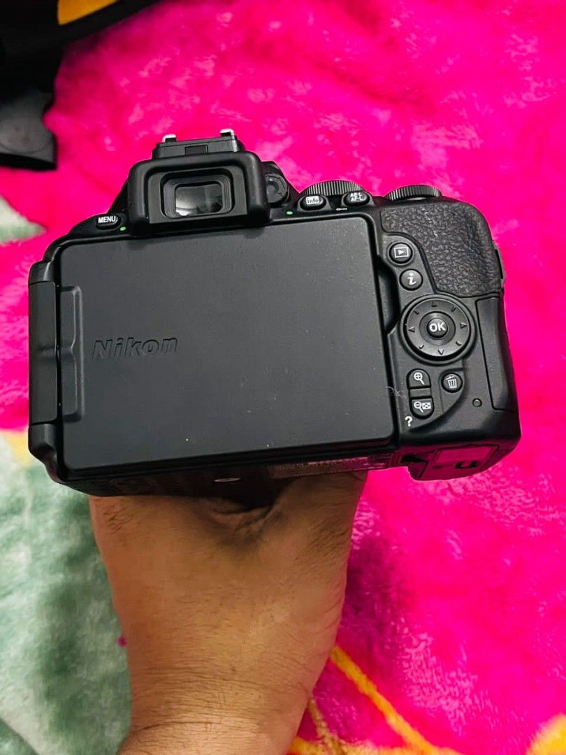 Nikon D5600 look like new 99.99, Photography, Cameras on Carousell