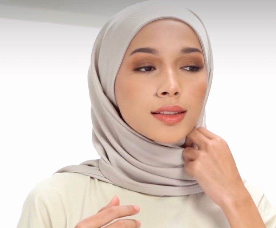 Olloum performance scarf, Women's Fashion, Muslimah Fashion, Hijabs on  Carousell