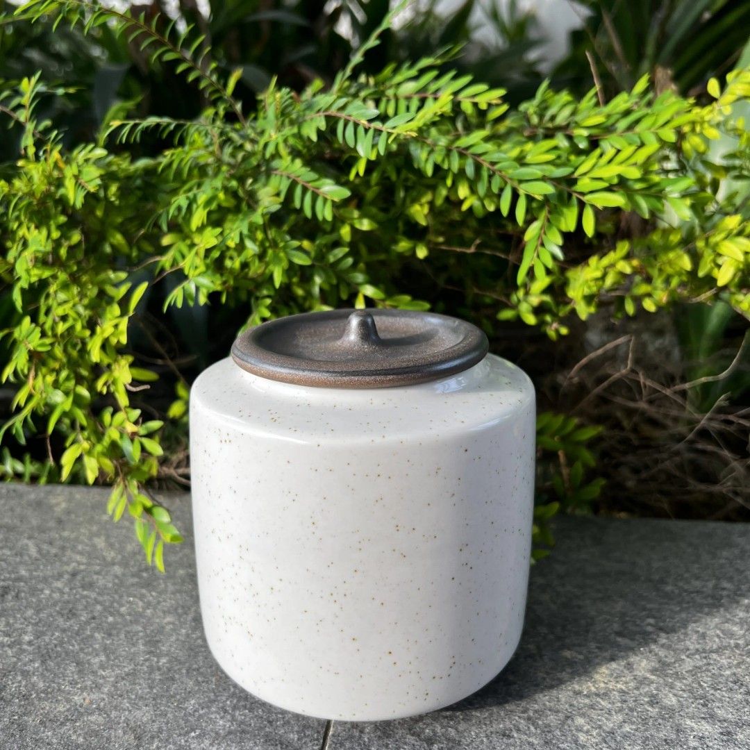 Pet Basic Urn (Category: Homes & Other Pet Accessories) located in Singapore. Submitted by woyaoheng92 (Listing ID 1250660219, Image 1). Description: Pet Basic Urn comes in white and black fit HDB dog <12kg Delivery to doorstep $10-15 (depending on location).