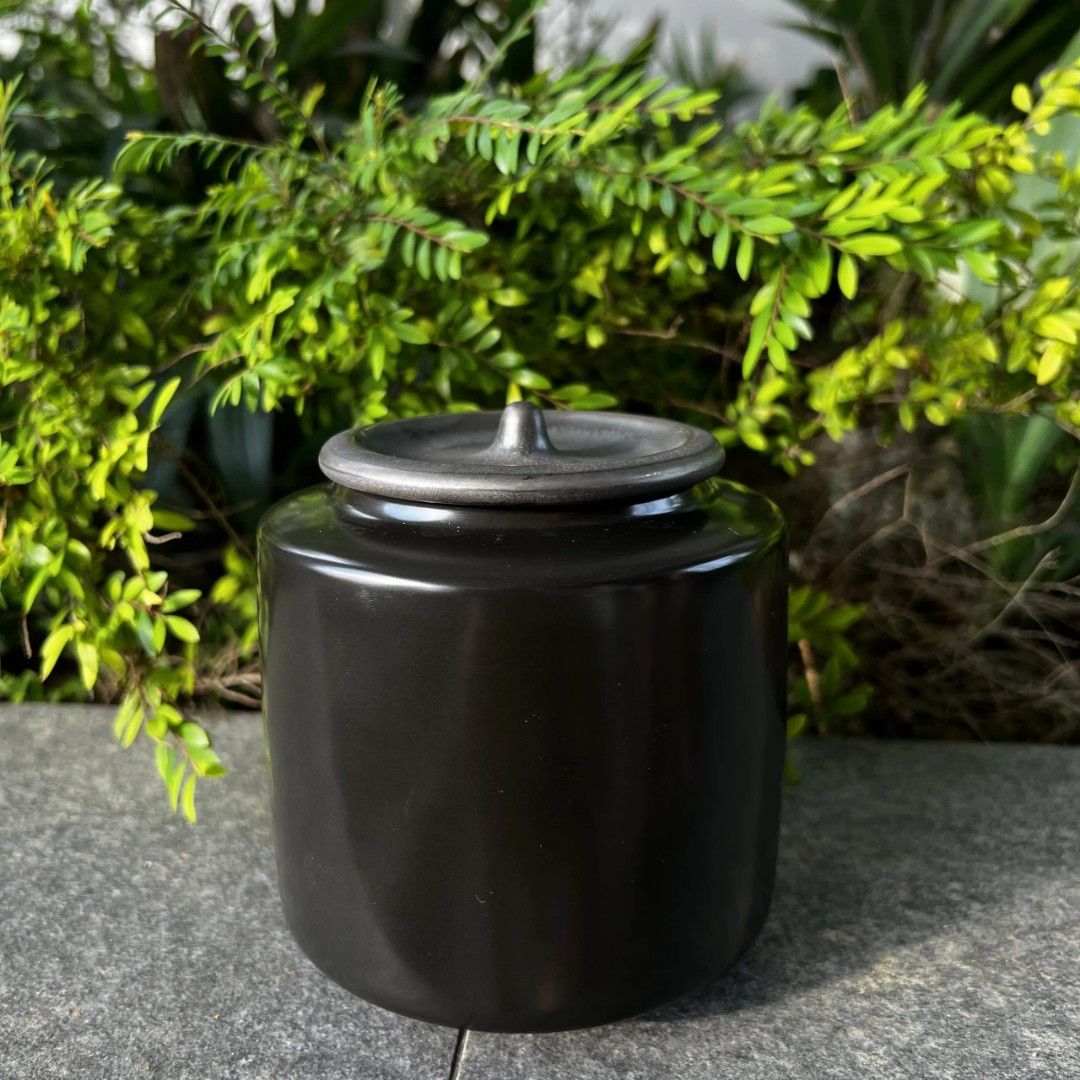 Pet Basic Urn (Category: Homes & Other Pet Accessories) located in Singapore. Submitted by woyaoheng92 (Listing ID 1250660219, Image 2). Description: Pet Basic Urn comes in white and black fit HDB dog <12kg Delivery to doorstep $10-15 (depending on location).