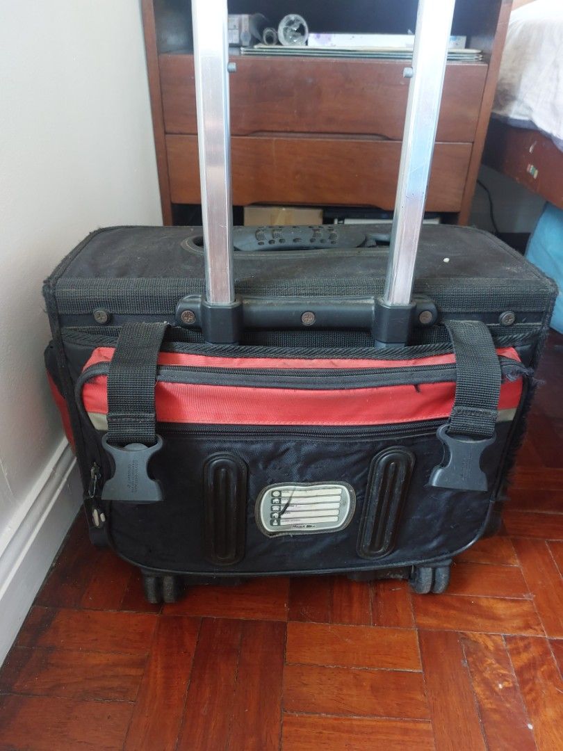 Roller bag (Category: Backpacks) located in Paranaque City. Submitted by pormakaday (Listing ID 1250616536, Image 2). Description: Preloved elementary school bag.