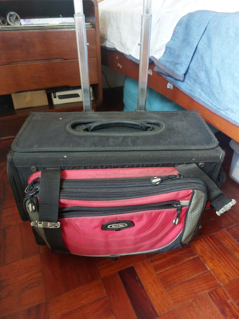 Roller bag (Category: Backpacks) located in Paranaque City. Submitted by pormakaday (Listing ID 1250616536, Image 1). Description: Preloved elementary school bag.