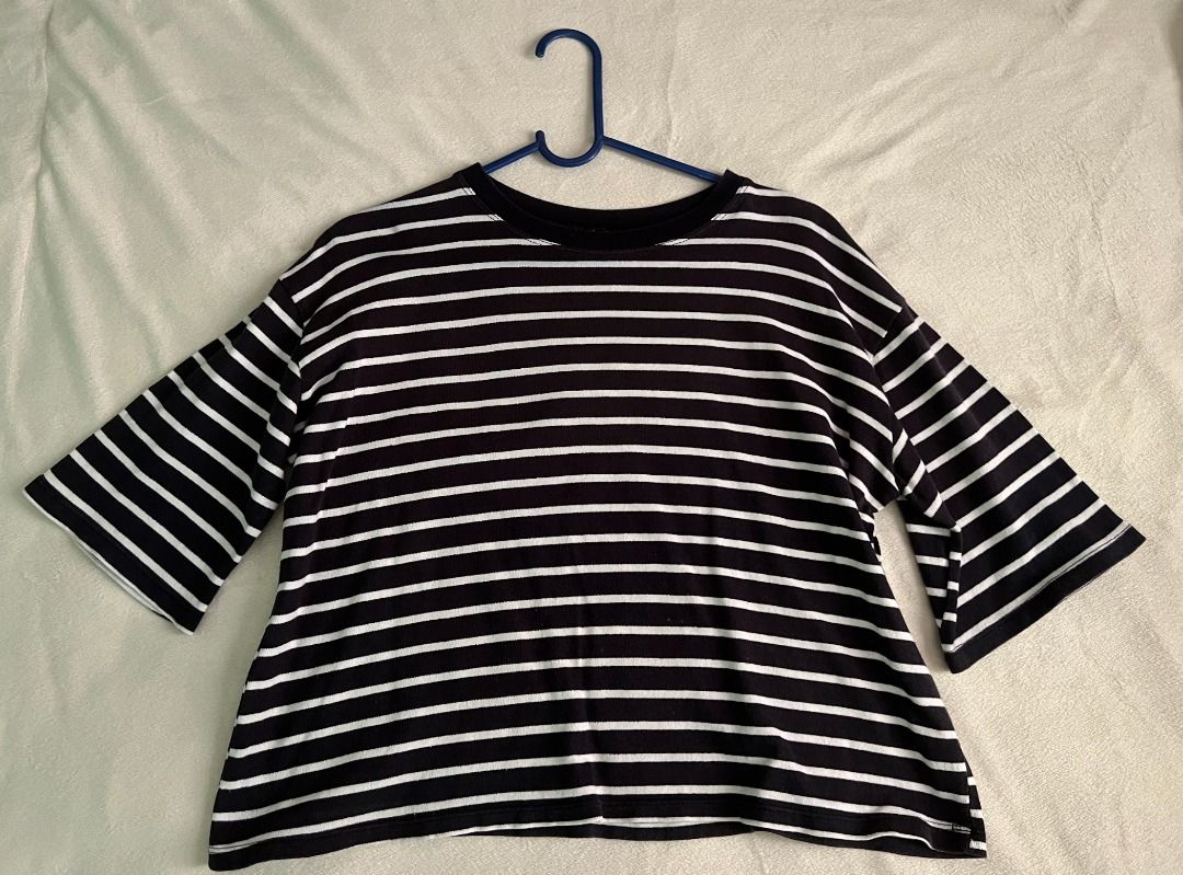Set of 2 Loose Top (Category: Shirts) located in Angeles City. Submitted by ykyky (Listing ID 1250650230, Image 1). Description: Set of 2 Loose Top Fits S-M RFS: Hindi nagagamit sayang lang hehe!.