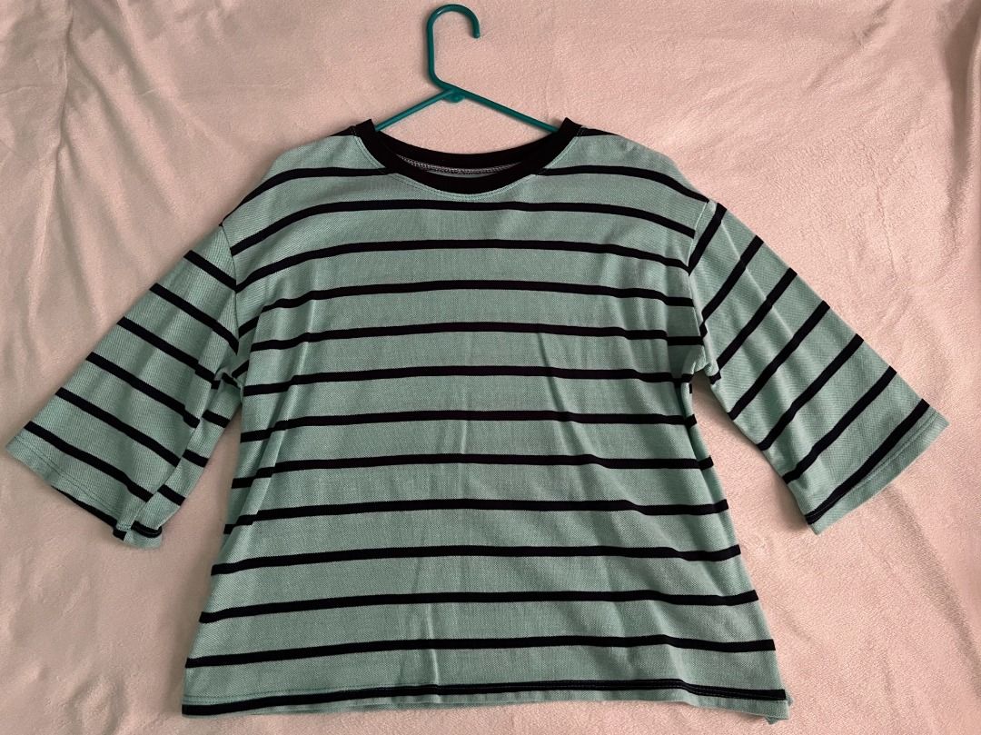 Set of 2 Loose Top (Category: Shirts) located in Angeles City. Submitted by ykyky (Listing ID 1250650230, Image 2). Description: Set of 2 Loose Top Fits S-M RFS: Hindi nagagamit sayang lang hehe!.