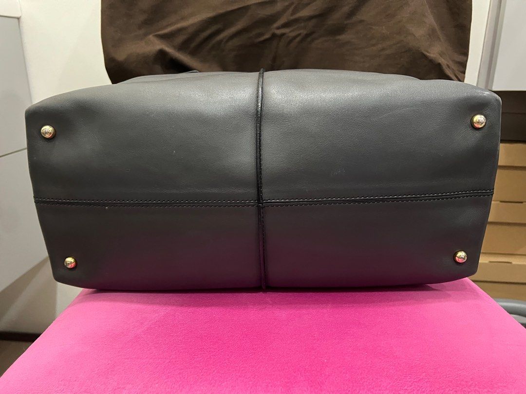 Tod’s D’Styling Bag (Category: Luxury Bags & Wallets) located in Marikina City. Submitted by rhodiz748 (Listing ID 1250748539, Image 2). Description: Authentic. Color gray made from genuine leather. With top handle and crossbody strap and dust bag..
