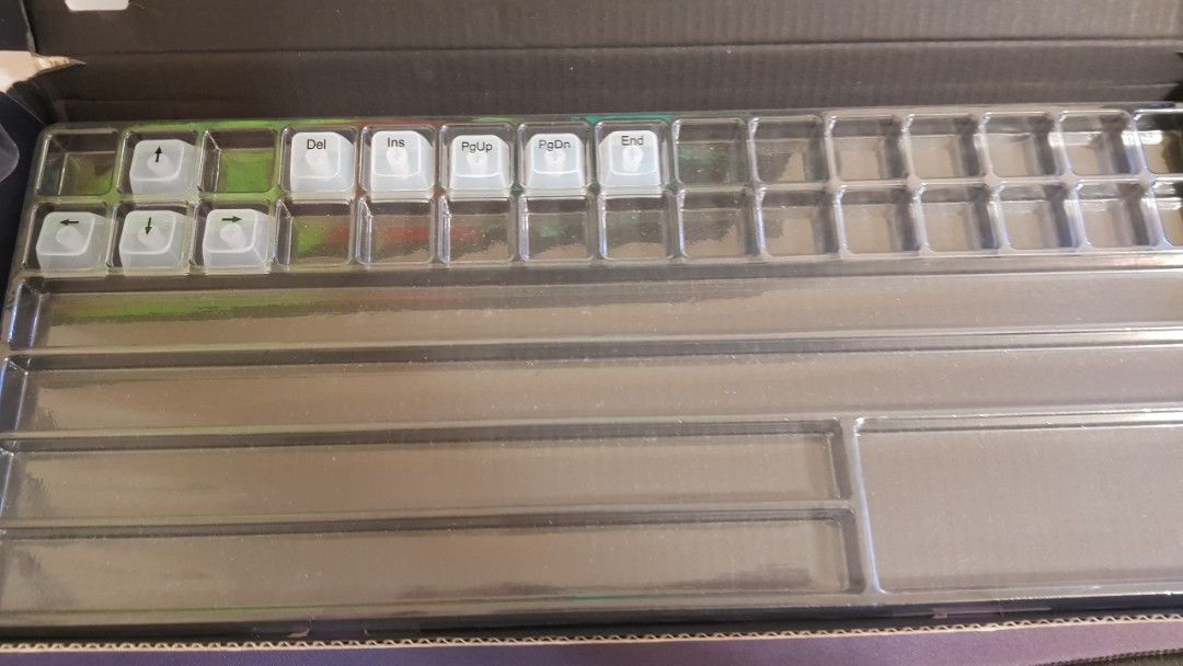 Translucent white keycaps （分類：電腦鍵盤及相關產品）位於 Hong Kong。 由 cattissue03 提交（商品編號 1250690141，圖片 3）。簡介： Translucent white keycaps Tall keycap profile 6.25u space bar and 2.25u shift。