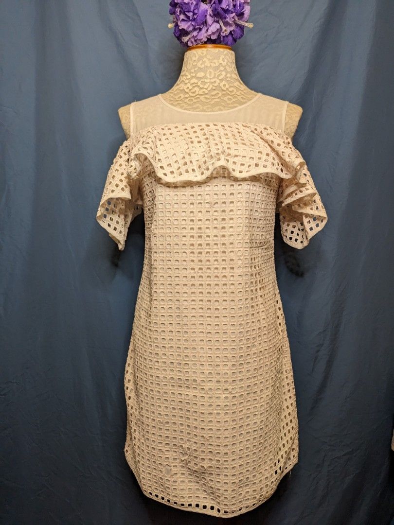 Vero Mod white dress (Category: Dresses) located in Makati City. Submitted by itemsonsale.itemsonsale (Listing ID 1250700254, Image 2). Description: .