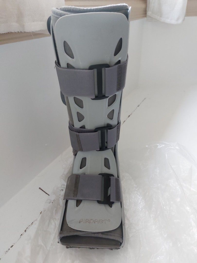 Walking Brace / Walking Boot (Category: Other Assistive Aids) located in Paranaque City. Submitted by pormakaday (Listing ID 1250621474, Image 1). Description: .