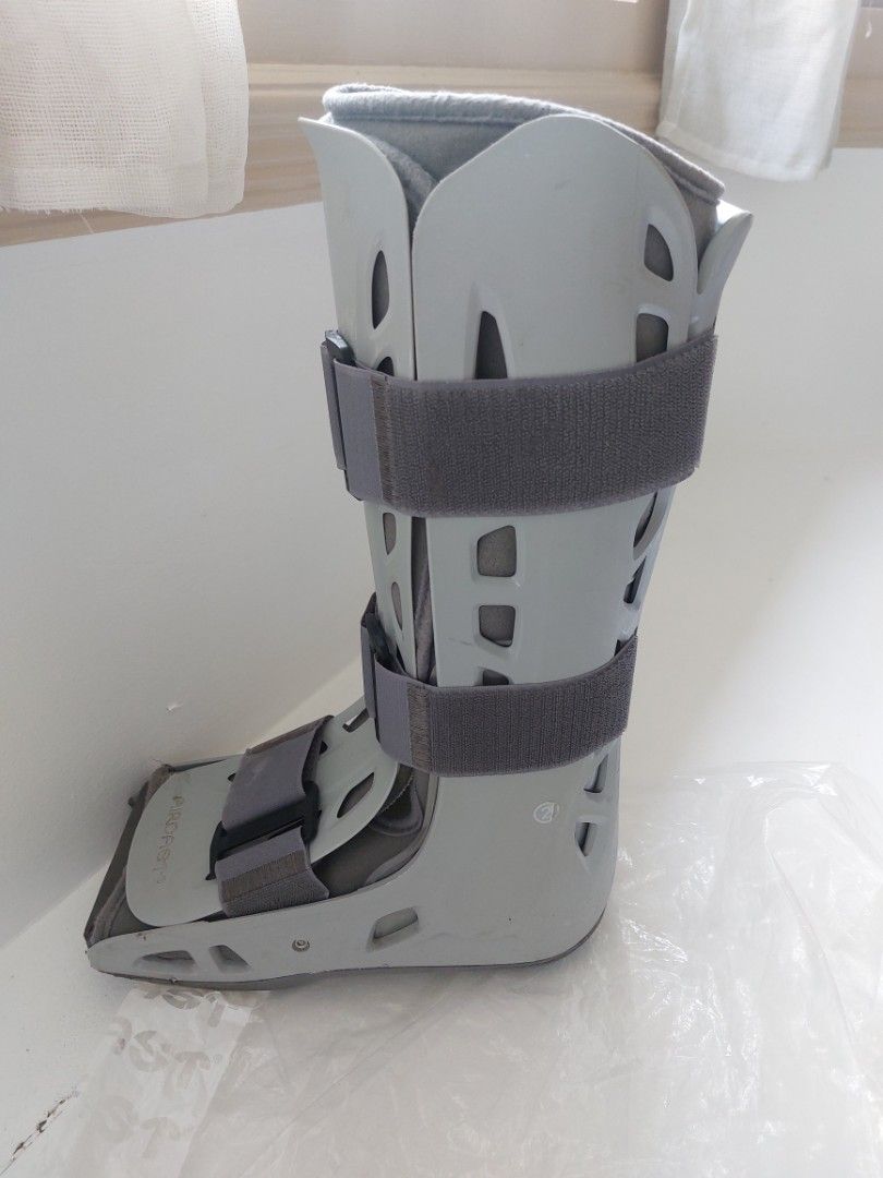 Walking Brace / Walking Boot (Category: Other Assistive Aids) located in Paranaque City. Submitted by pormakaday (Listing ID 1250621474, Image 2). Description: .