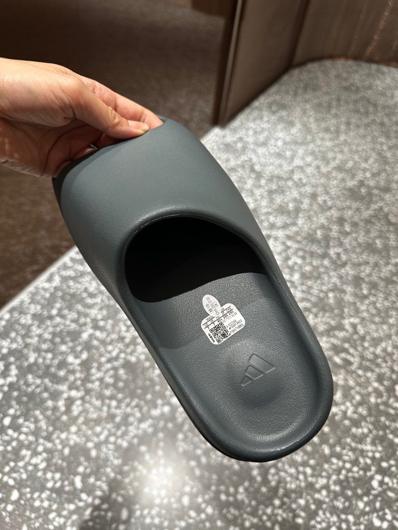 Yeezy slide-slate marine新色us 7, 女裝, 鞋, 波鞋- Carousell