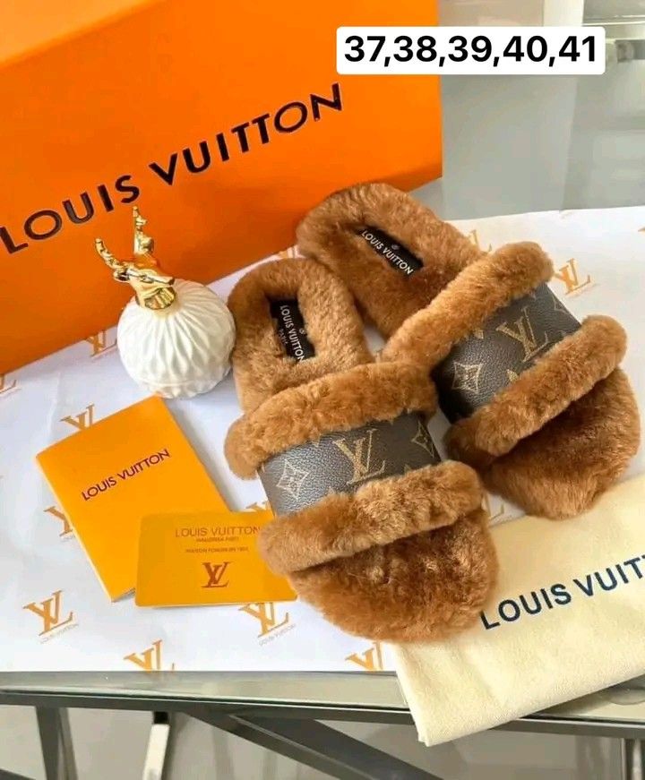 Louis Vuitton Lock it Flat Mule, Women's Fashion, Footwear, Flats & Sandals  on Carousell