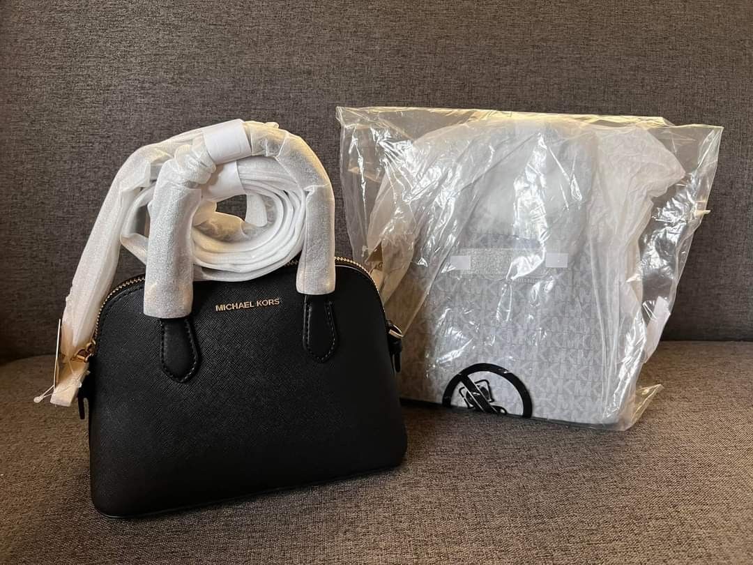 MICHAEL KORS Veronica Extra-Small Saffiano Leather Crossbody Bag in black 