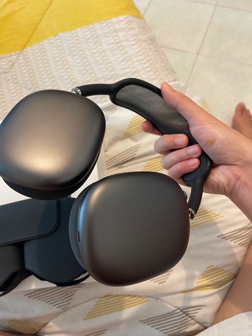 Airpods Max Space Gray with Black Headband (Category: Headphones & Headsets) located in Makati City. Submitted by abbybit (Listing ID 1250750824, Image 3). Description: Like new. Bought at rockwell power mac. With box and receipt. With warranty until march 2024. Last price posted. .