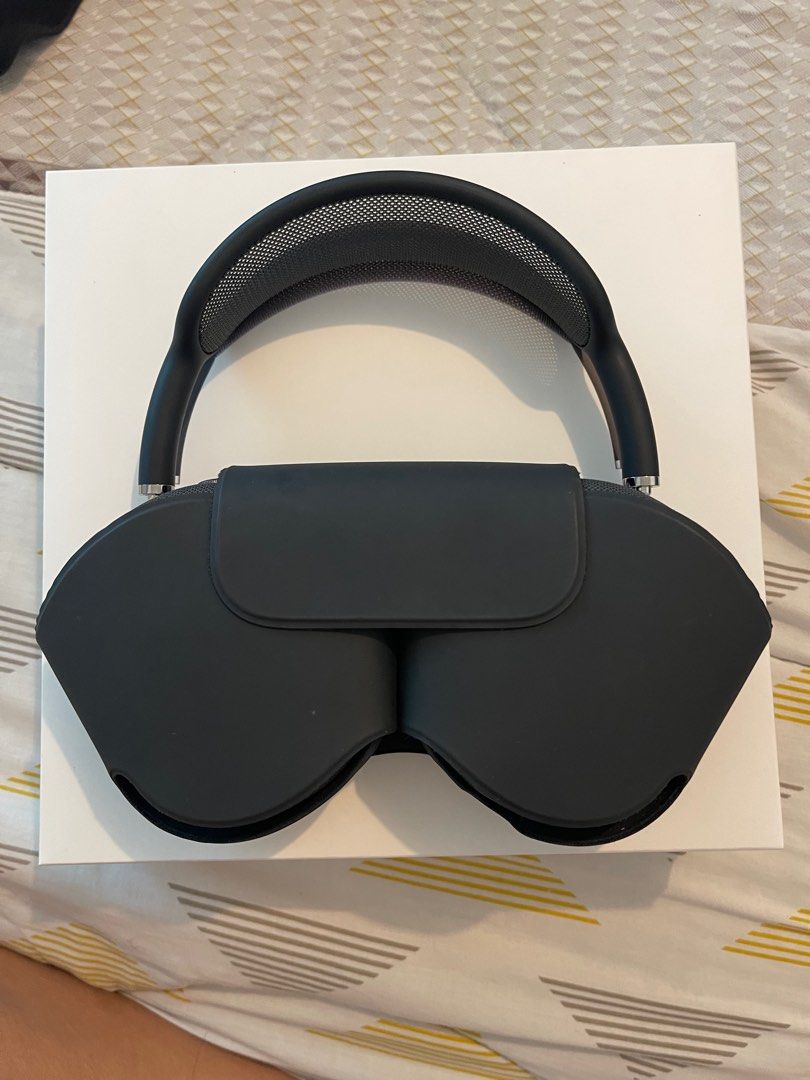 Airpods Max Space Gray with Black Headband (Category: Headphones & Headsets) located in Makati City. Submitted by abbybit (Listing ID 1250750824, Image 2). Description: Like new. Bought at rockwell power mac. With box and receipt. With warranty until march 2024. Last price posted. .