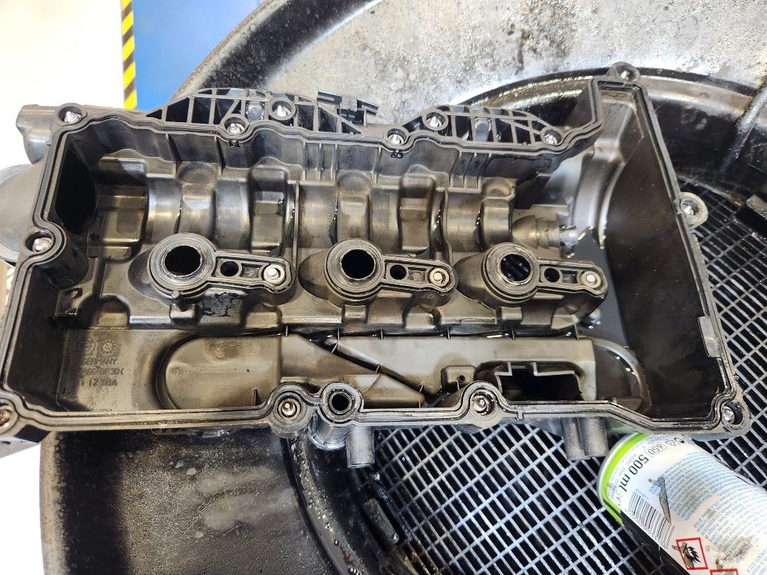 BMW F46 216D Change Valve Cover Gasket & Top up Engine Oil, Car