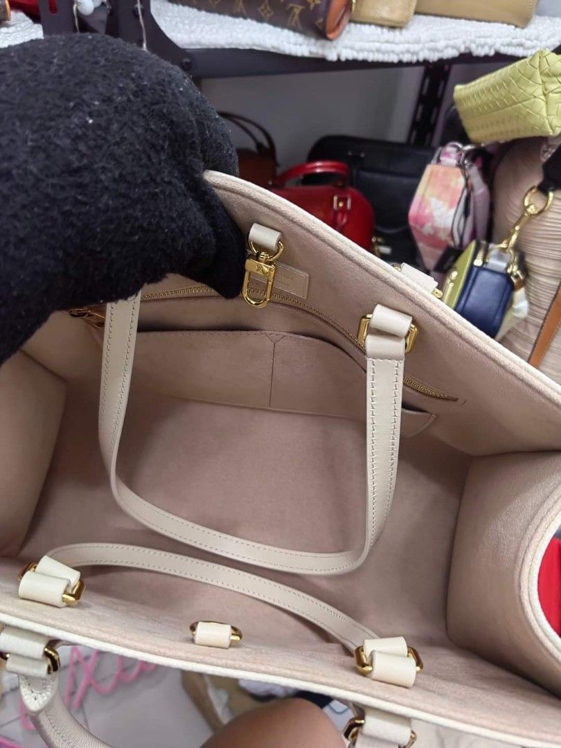 bnew.complete... (Category: Luxury Bags & Wallets) located in Cabadbaran. Submitted by luxurysourcedbyjinx (Listing ID 1250751679, Image 3). Description: MARKDOWN‼️ FROM 196K❌ DOWN TO 169k BNEW OTG MM SIZE MICROCHIP COMPLETE INCLUSIONS WITH RECEIPT manila need funds today only emergency funds.