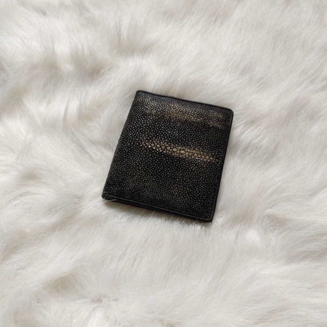CAPACCI STINGRAY | Leather Wallet (Category: Wallets & Card Holders) located in Cebu City. Submitted by denimholic (Listing ID 1250837921, Image 1). Description: 👜Authentic Preloved Capacci Wallet ▫️STYLE : Bifold, Leather Stingray ▫️SIZE : W 3.5in. / H 4.25in. ▫️MATERIAL : Leather (body).