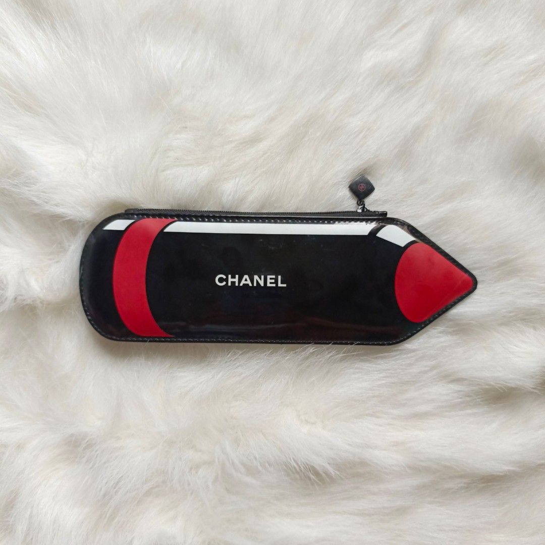 CHANEL | Cosmetic Pouch Make-up Case (Category: Luxury Bags & Wallets) located in Cebu City. Submitted by denimholic (Listing ID 1250895487, Image 2). Description: 👜 Authentic Preloved Chanel Pouch ▫️Le Rouge Crayon de Couleur ▫️STYLE : Cosmetic Pouch, Make-up Pencil Case ▫️MATERIAL : PVC (Patent Leather) ▫️SIZE : W 9in / H 3in ▫️RANK AB.