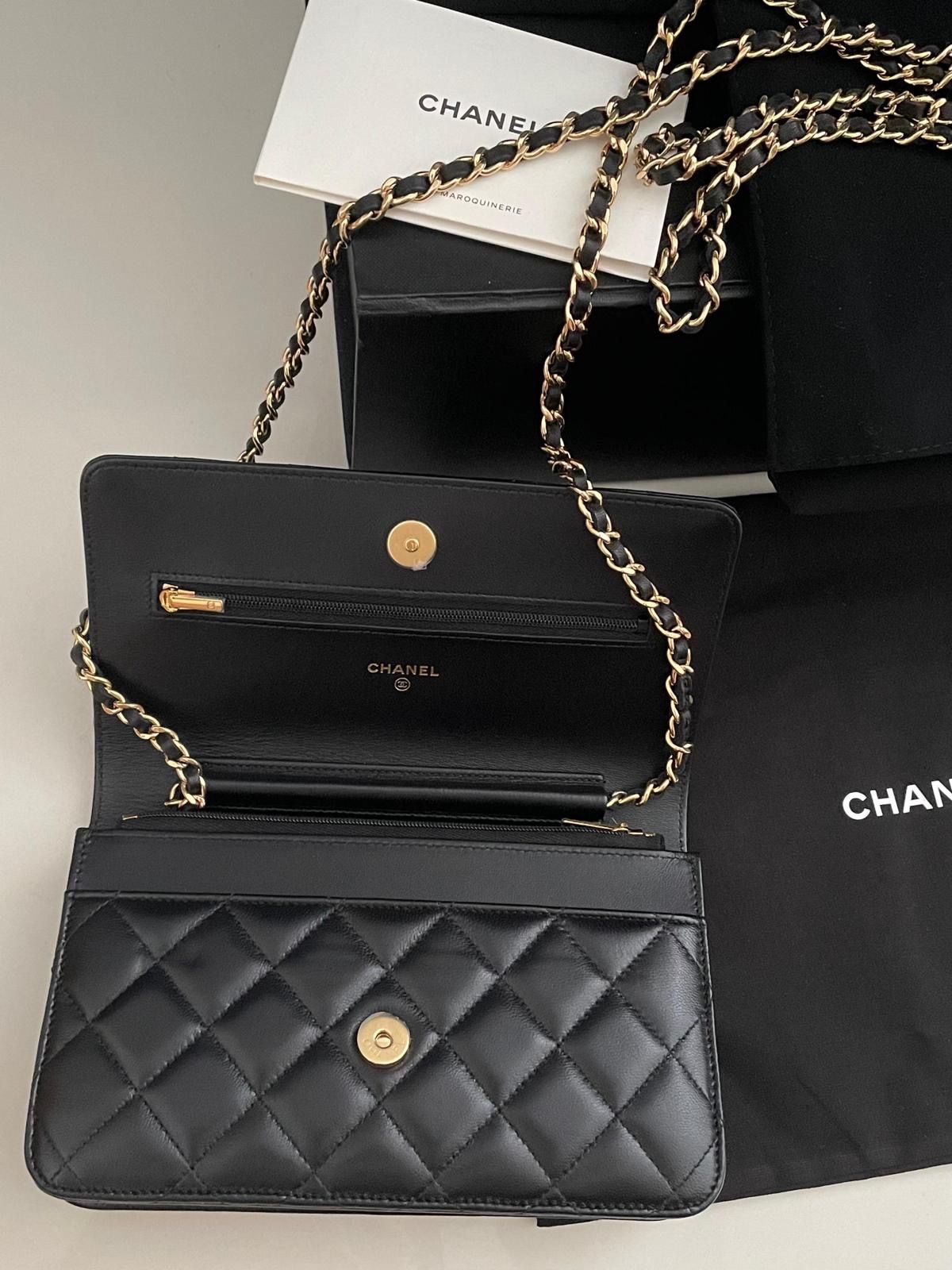 Classic wallet on discount chain