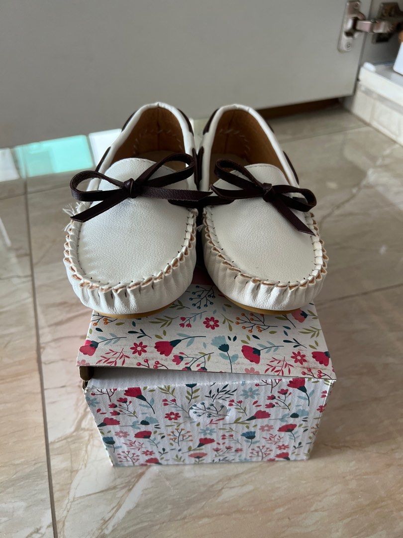 White minnetonka moccasins store