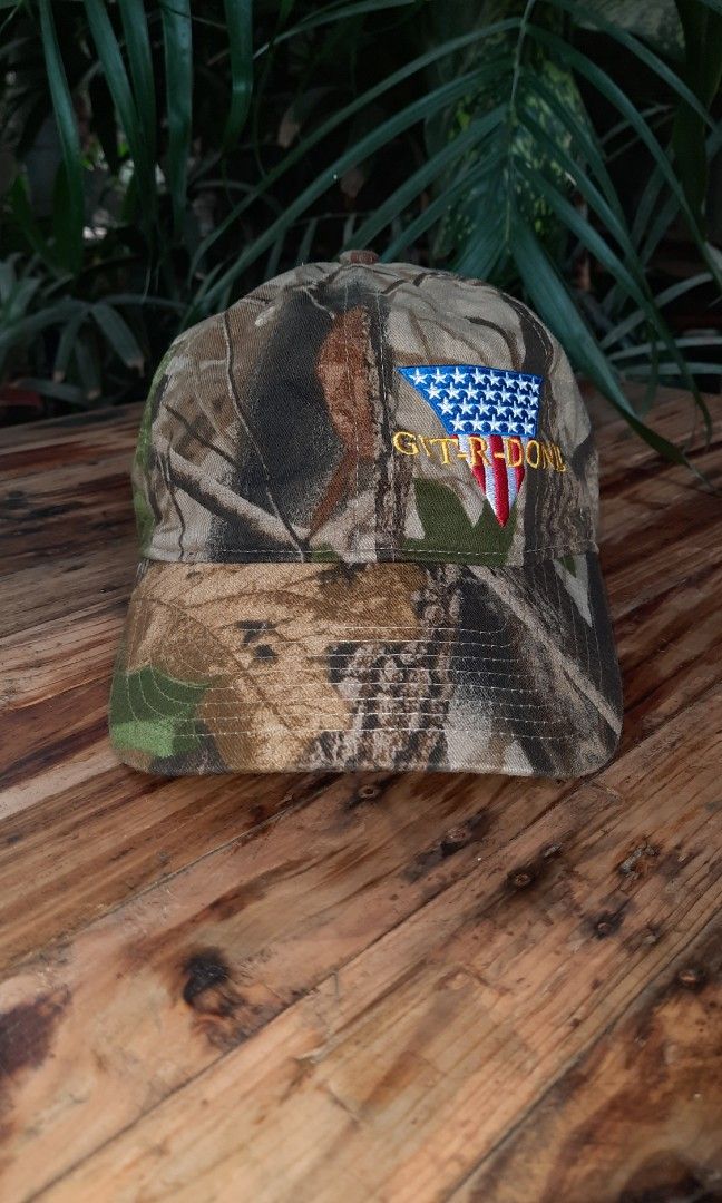 GIT R DONE LARRY THE CABLE GUY MOSSY OAK CAMOU HAT Men s Fashion