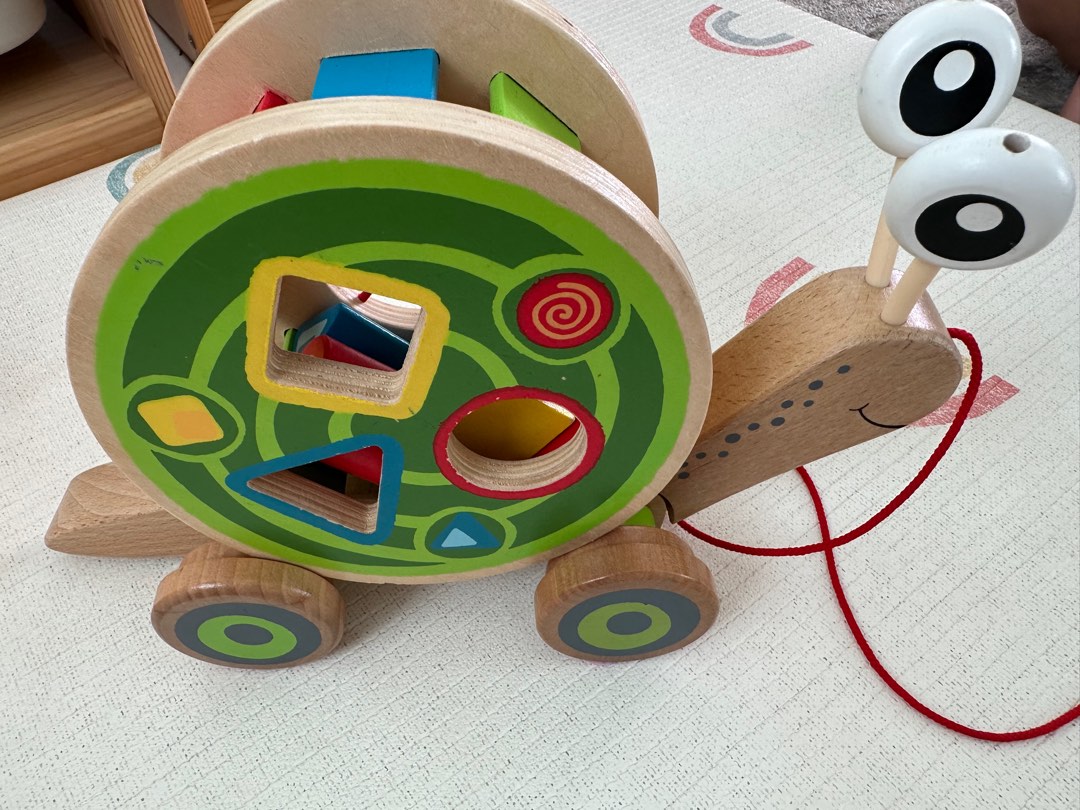 Hape pull deals along snail