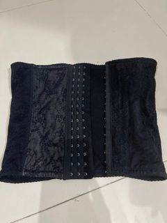 Korset hitam