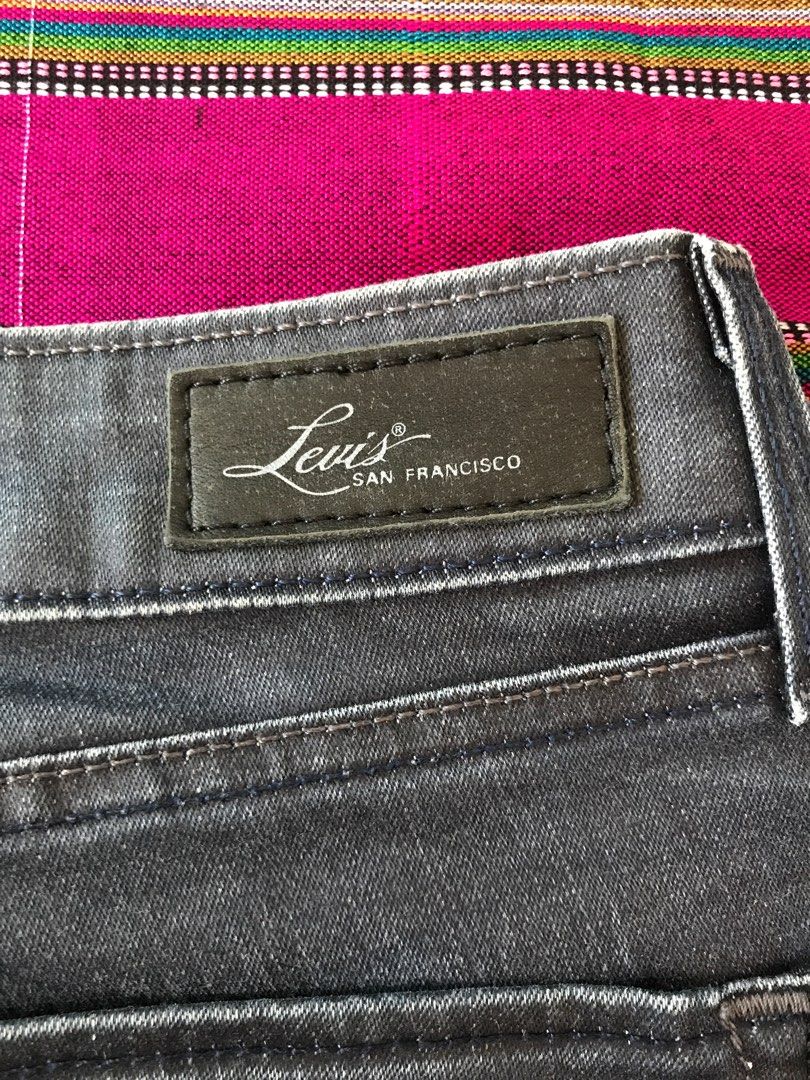 Levis bold store curve jeans