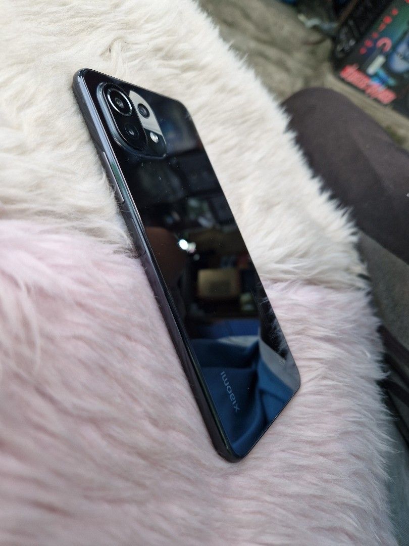 Mi 11 lite (Category: Xiaomi) located in Quezon City. Submitted by mubrogadgets (Listing ID 1250891948, Image 3). Description: XIAOMI MI 11 LITE no issue no history of repair gaming phone 💥128GB ROM 💥8GB RAM 💥AMOLED, 1B colors, HDR10, 90Hz, 500 nits 💥Qualcomm SM7150 Snapdragon.