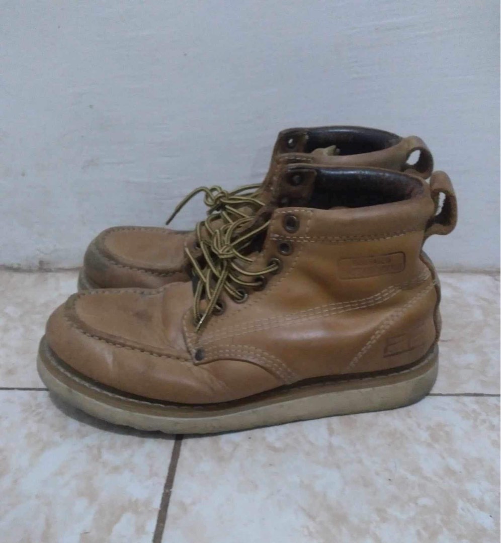 Pathfinder boots on Carousell