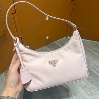 Prada 櫻花粉尼龍腋下包