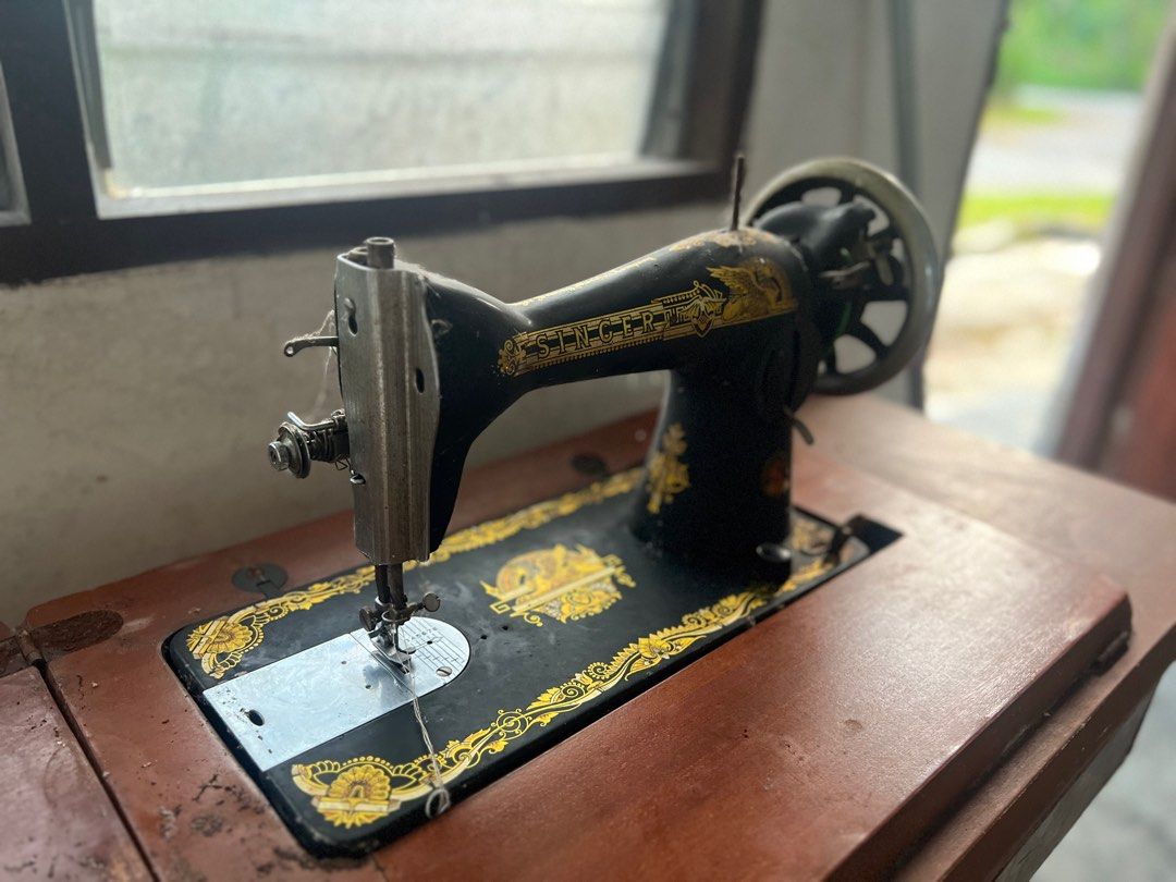 Singer Sewing Machine Old School Retro Lama, Furniture & Home Living