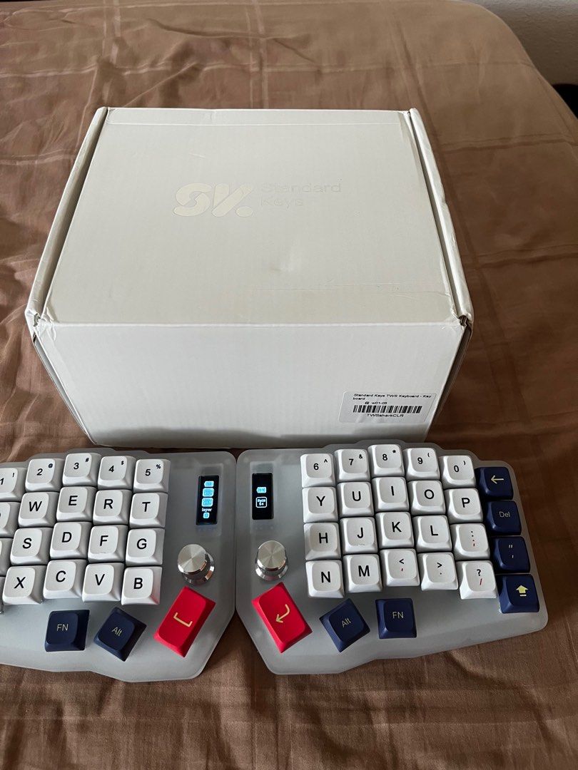 Standard Keys Wireless Split Keyboard + Knobs (Frosted, Momoka Shark ...