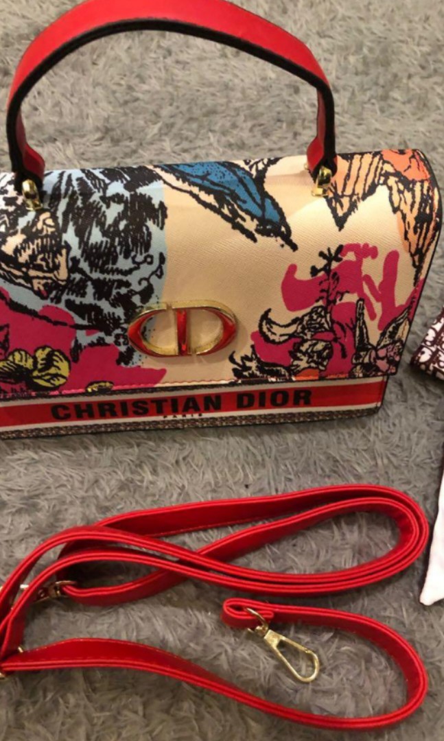 Tas dior free dush bag, Fesyen Wanita, Tas & Dompet di Carousell