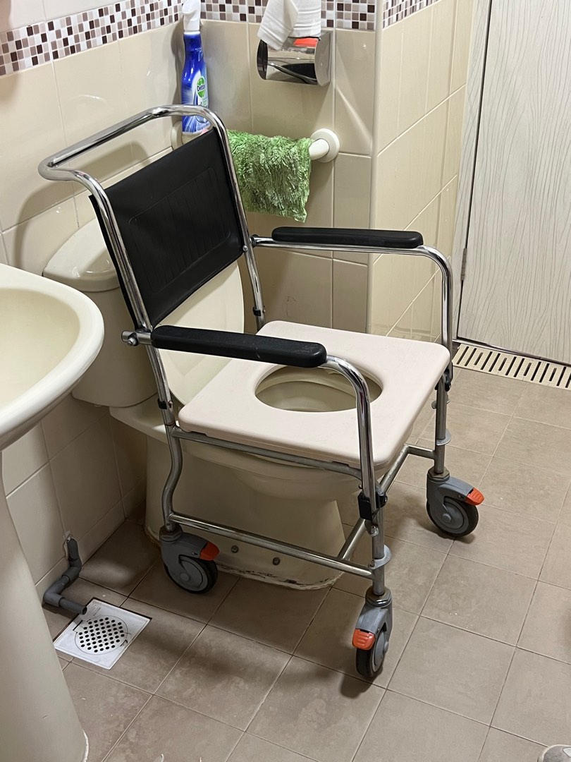 Toilet chair for elderly, Furniture & Home Living, Bathroom & Kitchen