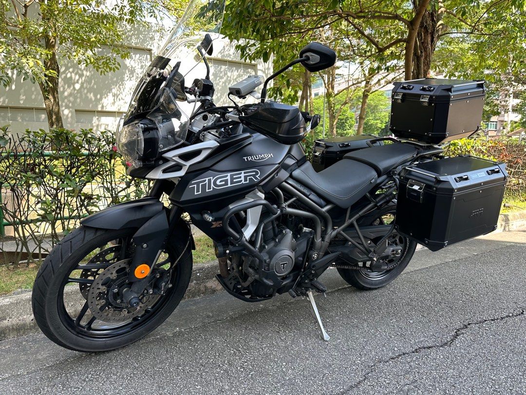 Triumph Tiger 800 XRX LRH Factory Low Ride Height. 2 Owner s
