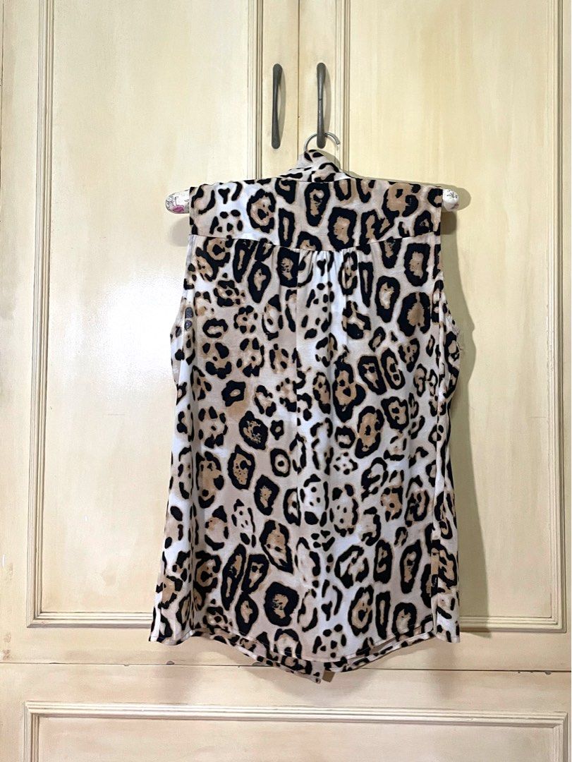 Vince camuto animal print top sales