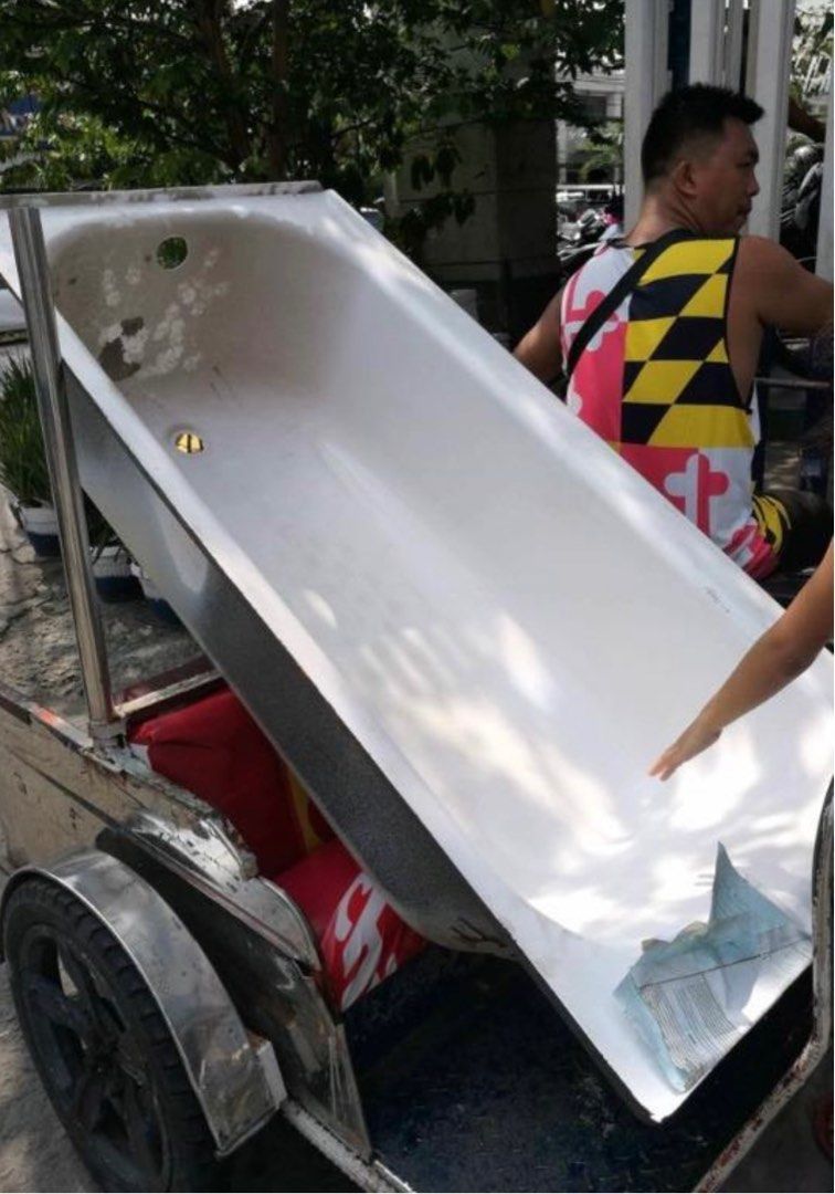 2nd Hand Bath Tub (Category: Bathtub & Bath Accessories) located in Manila. Submitted by kg_ramirez (Listing ID 1251007673, Image 1). Description: .