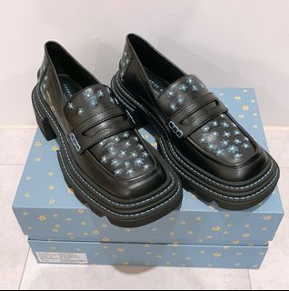 CHARLES & KEITH Coco Capitán 小花刺繡厚底樂福鞋