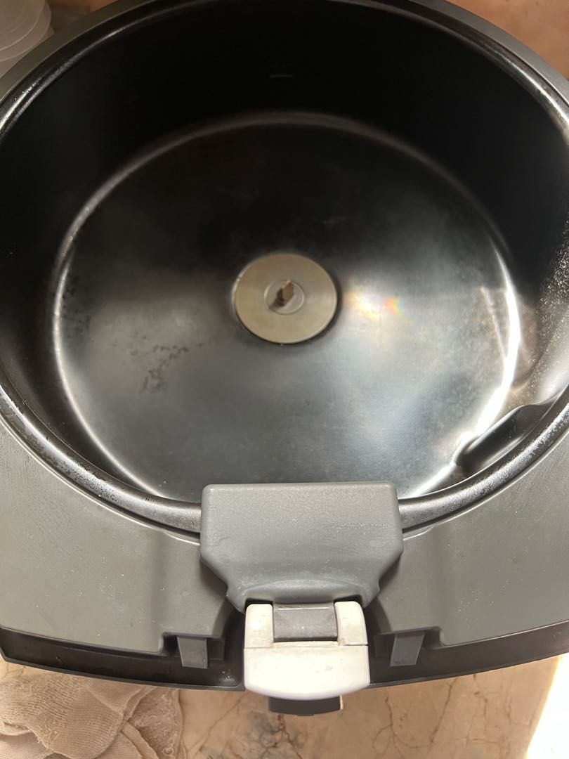 Delonghi Multi Airfryer (Category: Cookers) located in Quezon City. Submitted by raidenalley (Listing ID 1250982554, Image 3). Description: Slightly used for a year only. Decluttering kitchen appliances With box.