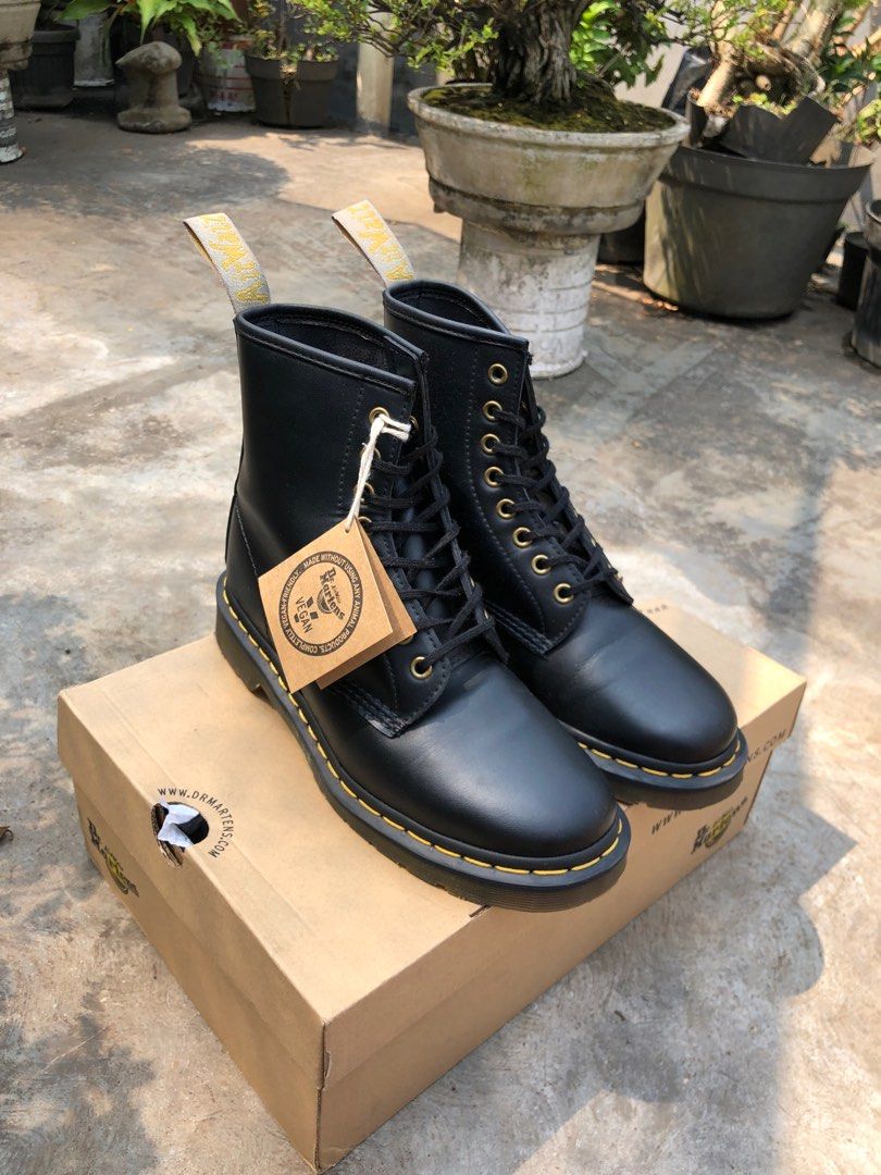 Dr. Martens 1460 Vegan Black, Fesyen Pria, Sepatu , Sepatu Boot di Carousell