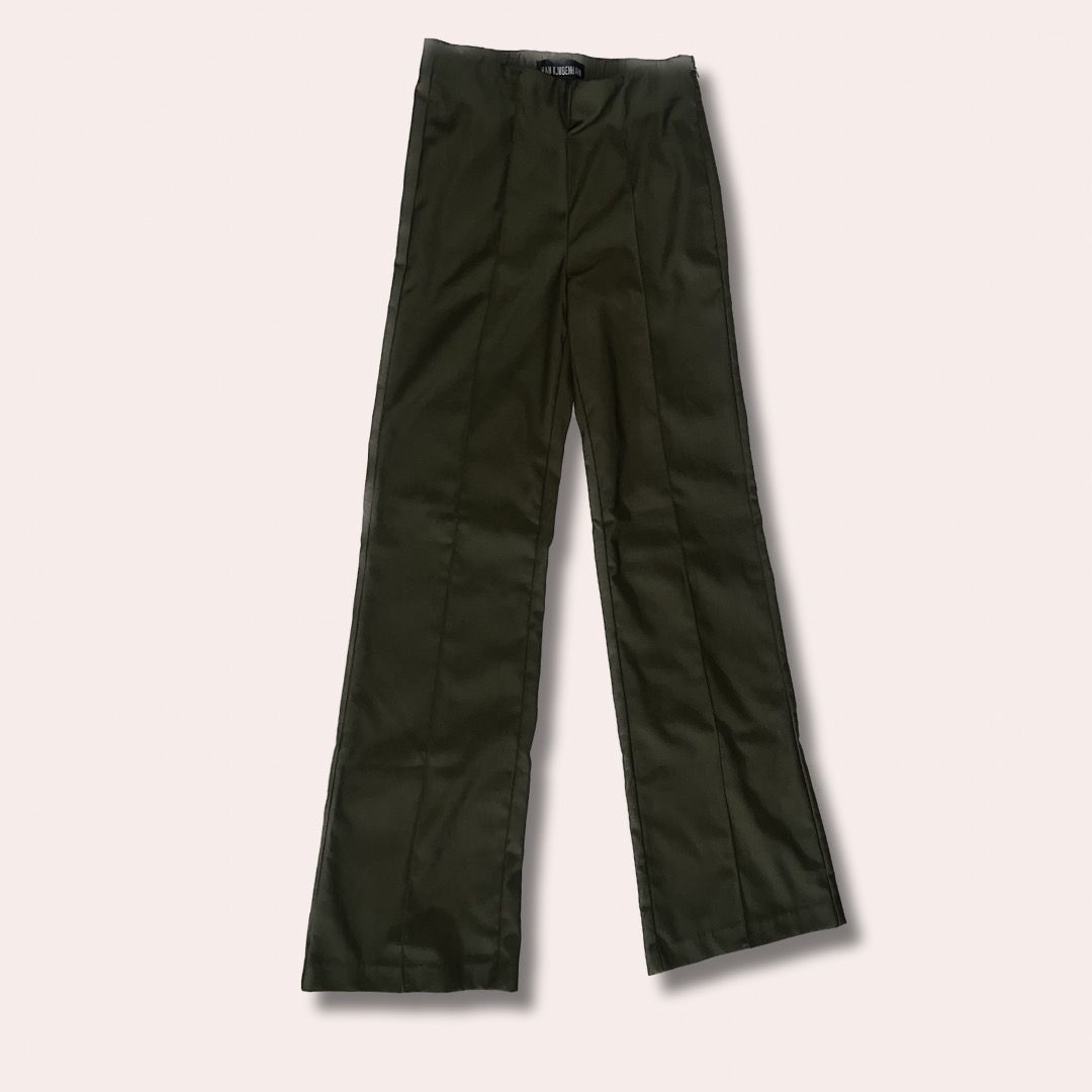 Flared Pants | Preloved (Category: Jeans) located in Subic. Submitted by ri.declutter24 (Listing ID 1250991164, Image 2). Description: Good as new 🤎.