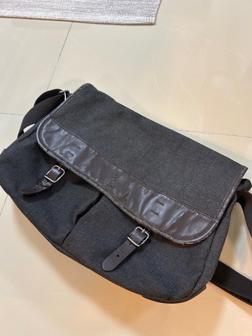 Fossil messenger bag Men s Fashion Bags Sling Bags on Carousell