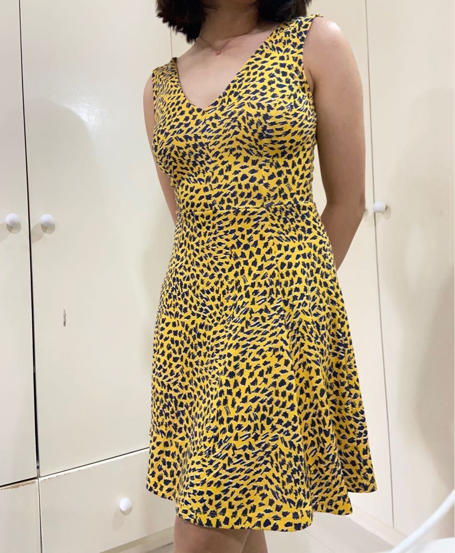 H&M Yellow Pattern Dress (Category: Dresses) located in Santa Rosa. Submitted by catshup (Listing ID 1251062208, Image 1). Description: 🍅 fits xs-s 🍅 very pretty 🍅 sexy neckline ! 🍅 message me to double check brand/s and size on tag 🥫 MOP: GCash 🥫 MOD: LBC, J&T, SDD 🥫 Loc: Sta. Rosa, Laguna (can do meetups around the area) .