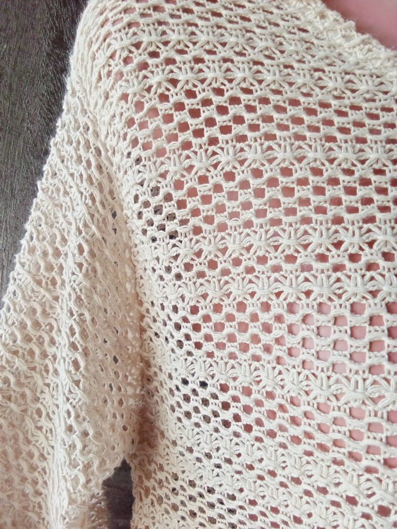 Knitted blouse (Category: Blouses) located in Alaminos. Submitted by HCprloved (Listing ID 1251035127, Image 2). Description: goo as new.